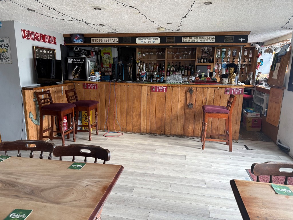 Lot: 82 - FREEHOUSE PUBLIC HOUSE, CAFÉ, OWNERS ACCOMMODATION, SOUVENIR SHOP, OUTSIDE AREAS AND PARKING - Bar and seating area